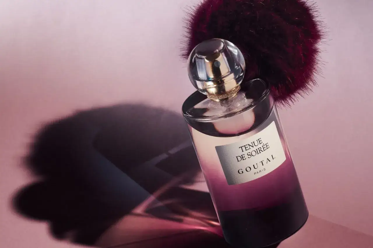 Elegancka butelka perfum Goutal z puszystym pomponem, niczym uświetnienie historii, którą mógłby napisać każdy novellista.